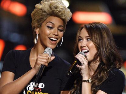 Las cantantes y actrices Beyoncé y una jovencísima Miley Cyrus, hija del cantante de country Billy Ryes Cyrus y protagonista de la serie que hace furor entre las adolescentes Hannah Montana, actuaron anoche en el 2008 Fashion Rocks de Nueva York con camisetas de apoyo a la lucha contra el cáncer