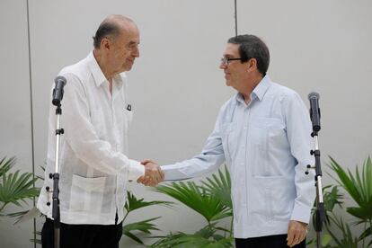 El canciller cubano Bruno Rodríguez  (derecha) recibe a su par colombiano, Álvaro Leyva, en La Habana, el 11 de agosto de 2022.