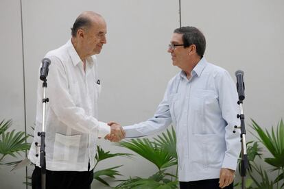 El canciller cubano Bruno Rodríguez (derecha) recibe a su par colombiano, Álvaro Leyva, en La Habana, el 11 de agosto de 2022.