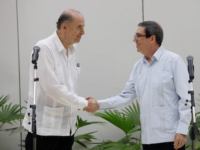 El canciller cubano Bruno Rodríguez  (derecha) recibe a su par colombiano, Álvaro Leyva, en La Habana, el 11 de agosto de 2022.