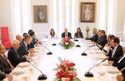 El Rey con los empresarios y políticos que le acompañaron a La Habana.