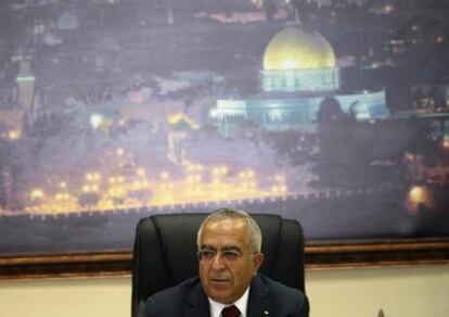 El primer ministro palestino, Salam Fayyad, preside la reunión en la que los miembros del Gabinete presentan su dimisión.