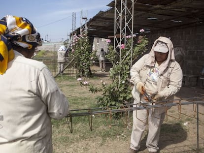 Cooperativistas de la organizaci&oacute;n Tupac Amaru, en Jujuy, al norte de Argentina, fabrican materiales de construcci&oacute;n con la ayuda del Estado. 