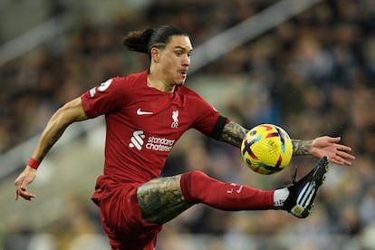 Darwin Núñez, del Liverpool, controla el balón antes de anotar el 0-1 en Newcastle.