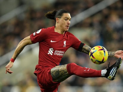 Darwin Núñez, del Liverpool, controla el balón antes de anotar el 0-1 en Newcastle.