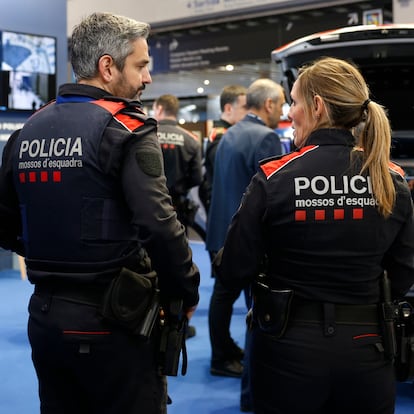 04/03/2025 - Barcelona - MWC. En la imagen dos agentes de los Mossos d'Esquadra en el stand de Mossos en el Mobiel World Congress 2025 de Barcelona. Foto: Massimiliano Minocri