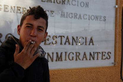 Son numerosos los residentes en el CETI de Melilla que pasan horas muertas a las puertas del Centro de Inmigrantes.