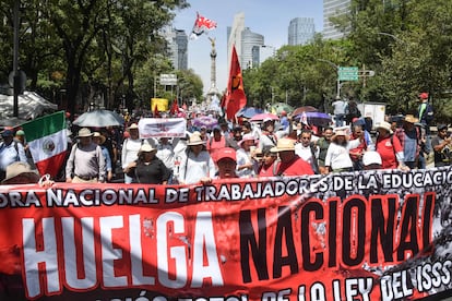 Maestros de la Coordinadora Nacional de Trabajadores de la Educación protestan en Ciudad de México.