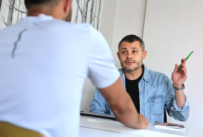 Jeison Villasis atiende a un usuario de la Fundación Eddy.