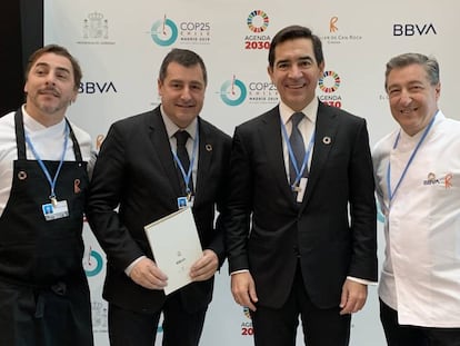 Los hermanos Roca (Jordi, Josep y Joan), con el presidente de BBVA, Carlos Torres.