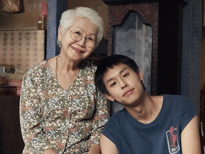 Los dos protagonistas de 'Cómo hacerse millonario antes de que muera la abuela'.