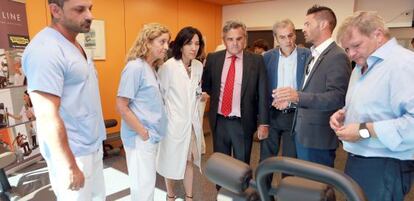 El alcalde de Majadahonda, Narciso de Fox&aacute;, en el centro de la foto, durante la entrega de los aparatos de gimnasia.