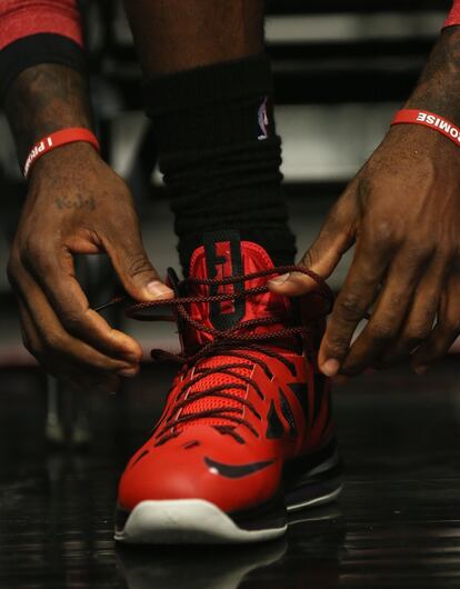 LeBron se ata su zapatilla en un instante del duelo en el United Center.