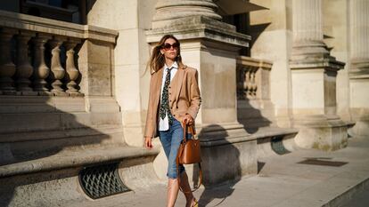 Natalia Verza con un conjunto de pantalones Capri y blazer. Foto: Edward Berthelot/Getty Images.