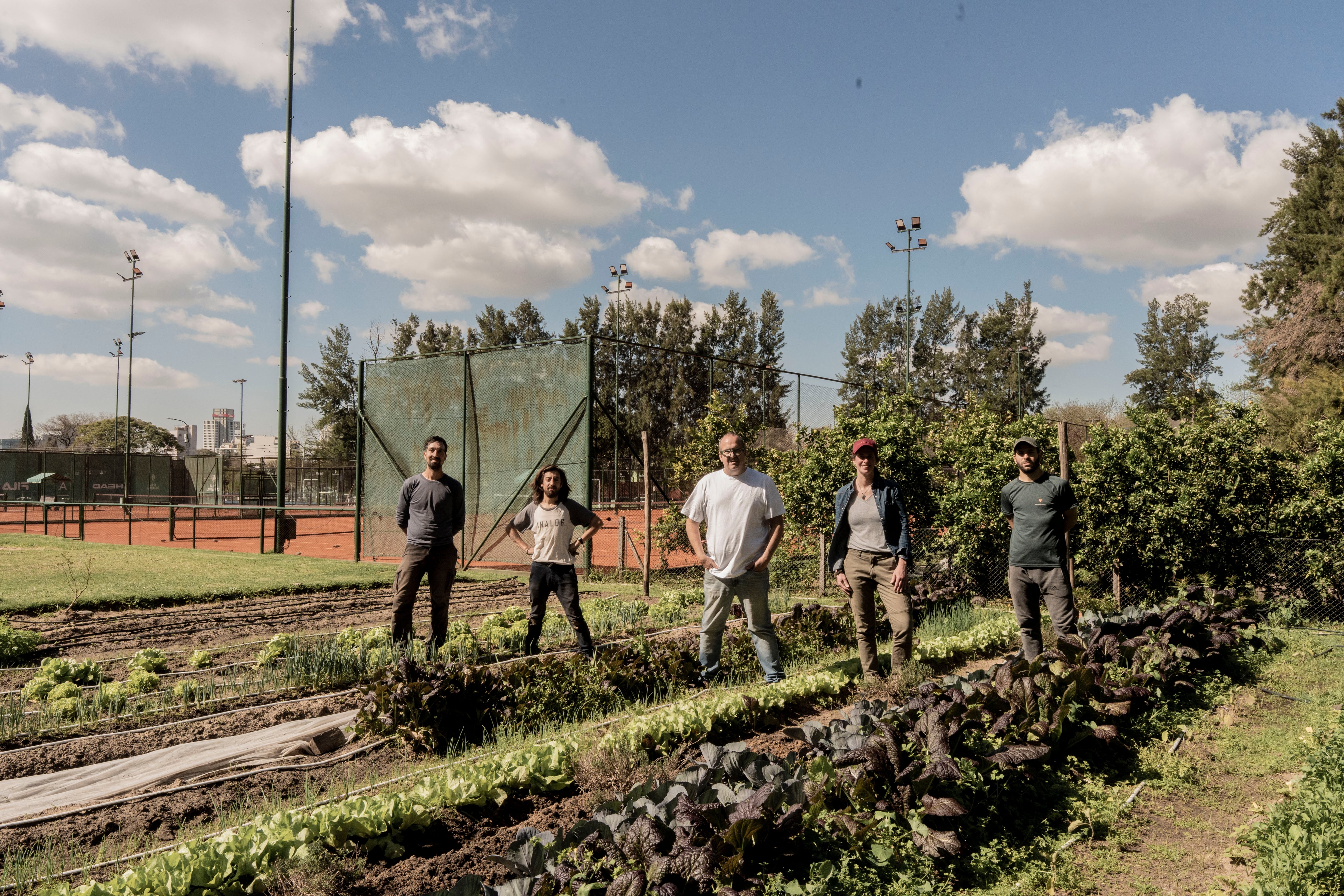 El equipo de la huerta de Mezcla Casa Gastronómica.