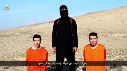 Captura de pantalla de un vídeo difundido por el Estado Islámico en 2015 con dos rehenes japoneses. AFP