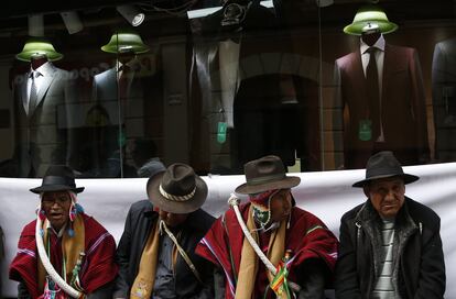 Los partidarios aymara del presidente de Bolivia, Evo Morales,vigilan el palacio presidencial, en La Paz (Bolivia), el 29 de octubre. Los partidarios y enemigos de Morales están bloqueando las calles y carreteras de todo el país en una disputa sobre los resultados oficiales de las elecciones.
