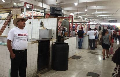 Un hombre con la playera de Morena espera en el mercado de Valladolid, Yucatán