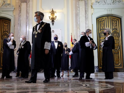 Carlos Lesmes (en el centro) junto a miembros de la Sala de Gobierno del Supremo, el pasado lunes en la sede del tribunal.