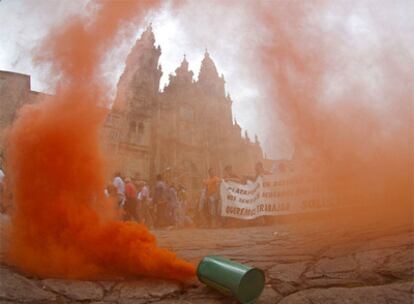 Los manifestantes ante la catedral de la ciudad en un momento de la manifestación.