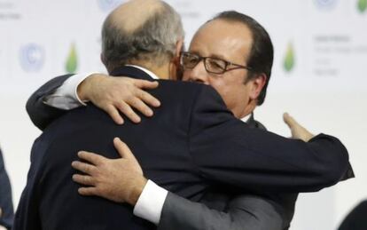 Fran&ccedil;ois Hollande abraza a Laurent Fabius tras anunciar el acuerdo en la cumbre de Par&iacute;s.