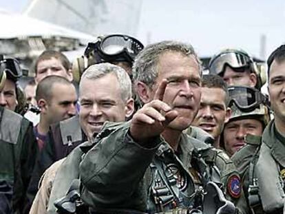 Bush, junto con los pilotos del portaaviones <i>USS Abraham Lincoln</i>, que regresan a casa procedentes del Golfo en 2003.