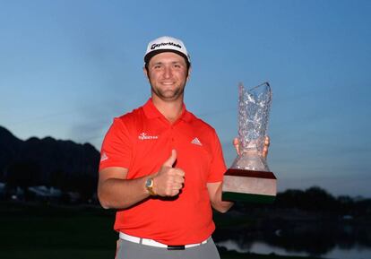 Rahm, con el trofeo. del CareerBuilder Challenge.