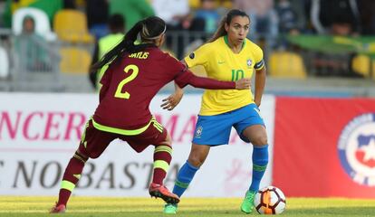 Marta tenta superar marcação de venezuelana durante a Copa América.