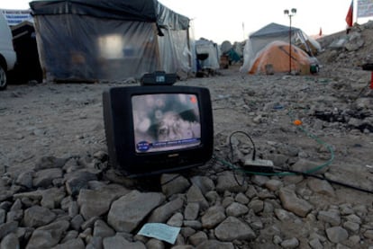 El rostro del minero Florencio Ávalos, visto en la pantalla de un televisor en el campamento de familiares.