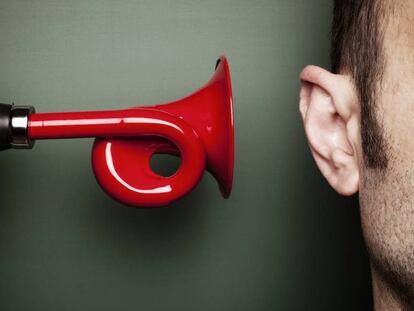 ¿Por qué me pitan los oídos?