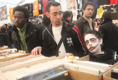 El pequeño Erlantz y su padre, en el Salón del Cómic y Manga de Getxo.