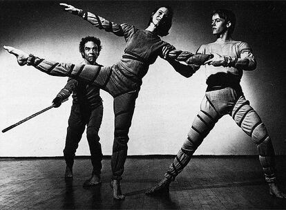 Aunque desde hace dos años el coreógrafo vive atado a una silla de ruedas continúa dando clase. Su escuela, la Merce Cunningham Studio, corresponde al espíritu del edificio que ocupa en el West Village de Manhattan. El Westbeth Artist Housing fue creado en los sesenta para alojar a creadores a precios bajos.