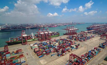 Contenedores almacenados en el puerto chino de Qingdao, en el este de China, este mes.