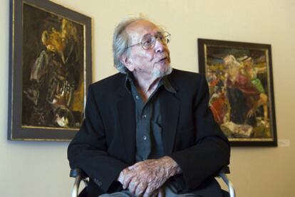 Bernhard Heisig ante dos de sus cuadros en 2010.