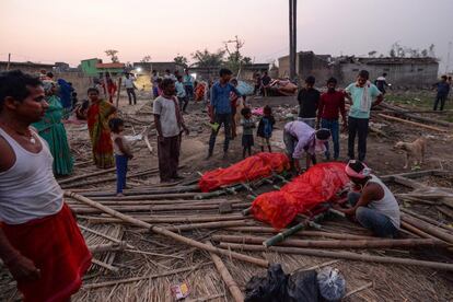 La tormenta anómala derribó casas y volcó coches y camiones mientras barría el sur de Nepal. Una familia nepalés lleva un cadáver para la ceremonia de cremación en el pueblo de Bhaluhi Bharbaliya en el distrito de Bara (Nepal).