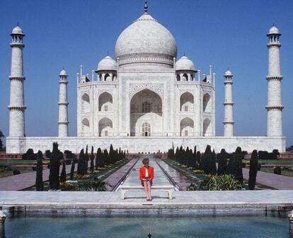 Uma das imagens mais marcantes e que mais evidenciam a distância entre o casamento foi a de Diana posando sozinha, de cabeça baixa e com o rosto triste no Taj Mahal, em uma visita à Índia em fevereiro de 1992.