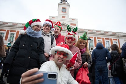 Varias personas se fotografían durante las 'preuvas' en la Puerta del Sol de Madrid.