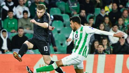 El bético Chadi Riad tapa el centro de Ristovski, del Dinamo de Zagreb.