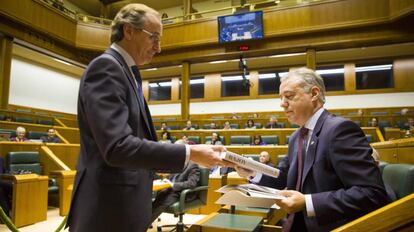 El parlamentario del PP Alfonso Alonso obsequia al lehendakari, Iñigo Urkullu, un ejemplar de las memorias del expresidente del Gobierno Mariano Rajoy.