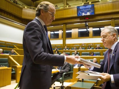 El parlamentario del PP Alfonso Alonso obsequia al lehendakari, Iñigo Urkullu, un ejemplar de las memorias del expresidente del Gobierno Mariano Rajoy.