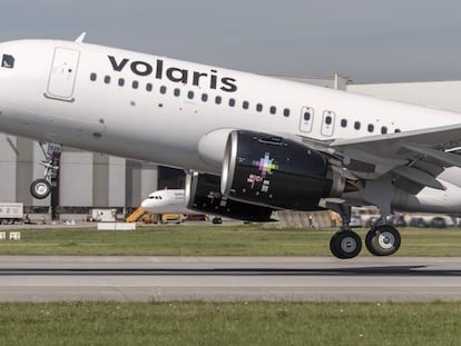 Un avión de Volaris despega del aeropuerto de la Ciudad de México.