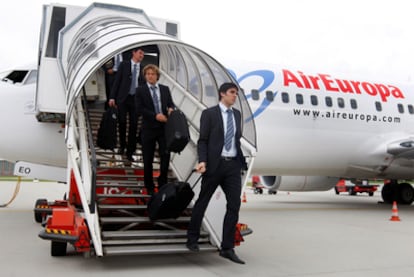 Los jugadores del Atlético aterrizan en Hamburgo.