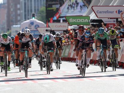 El ciclista belga del Alpecin Fenix, Jasper Philipsen (3d) consigue la victoria en la segunda etapa de la Vuelta a España.