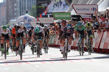 El ciclista belga del Alpecin Fenix, Jasper Philipsen (3d) consigue la victoria en la segunda etapa de la Vuelta a España.