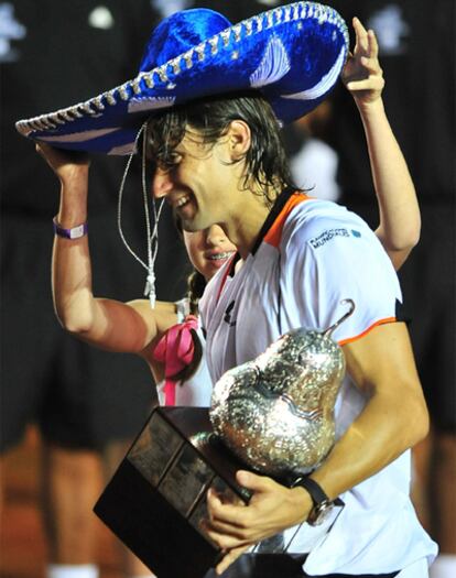 David Ferrer recibe el premio del torneo