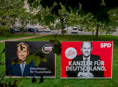 Carteles electorales del conservador Armin Laschet (izquierda) y el socialdemócrata Olaf Scholz en Frankfurt, Alemania.