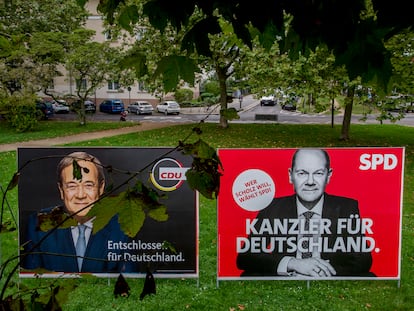 Carteles electorales del conservador Armin Laschet (izquierda) y el socialdemócrata Olaf Scholz en Frankfurt, Alemania.