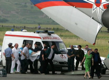 Equipos médicos trasladan al presidente de Ingusetia, Iunusbek Yevkúrov.