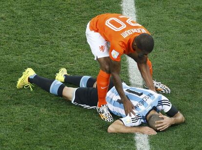 El jugador holand&eacute;s Georginio Wijnaldum atiende a Mascherano, en el suelo tras un choque. 