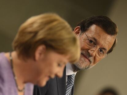 Mariano Rajoy mira a Angela Merkel durante la rueda de prensa celebrada en La Moncloa.